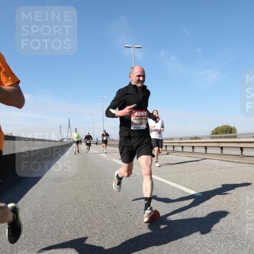 03.10.2025 - Köhlbrandbrückenlauf Yannick Fuchs http://msf.ph/oto/9184987 03.10.2025 11:42:00 Position 3 4037, 4080 meine-sportfotos.de