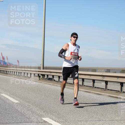 03.10.2025 - Köhlbrandbrückenlauf Yannick Fuchs http://msf.ph/oto/9185339 03.10.2025 11:42:45 Position 3 6718 meine-sportfotos.de