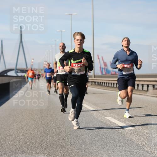 03.10.2025 - Köhlbrandbrückenlauf Yannick Fuchs http://msf.ph/oto/9185388 03.10.2025 11:42:55 Position 3 6715, 4518 meine-sportfotos.de