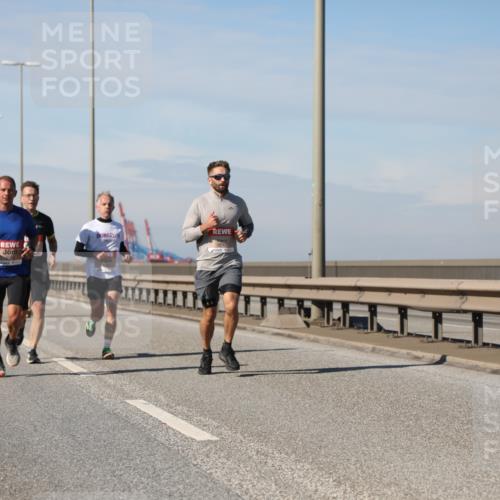 03.10.2025 - Köhlbrandbrückenlauf Yannick Fuchs http://msf.ph/oto/9185420 03.10.2025 11:42:59 Position 3 6741 meine-sportfotos.de