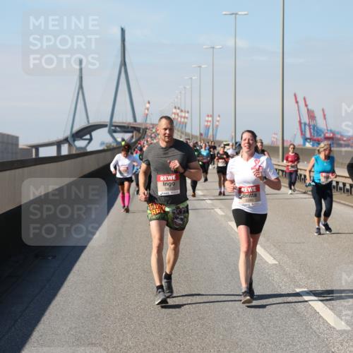 03.10.2025 - Köhlbrandbrückenlauf Yannick Fuchs http://msf.ph/oto/9185548 03.10.2025 12:04:27 Position 3 5432, 5350 meine-sportfotos.de