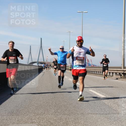 03.10.2025 - Köhlbrandbrückenlauf Yannick Fuchs http://msf.ph/oto/9185663 03.10.2025 11:43:34 Position 3 6329, 6325 meine-sportfotos.de