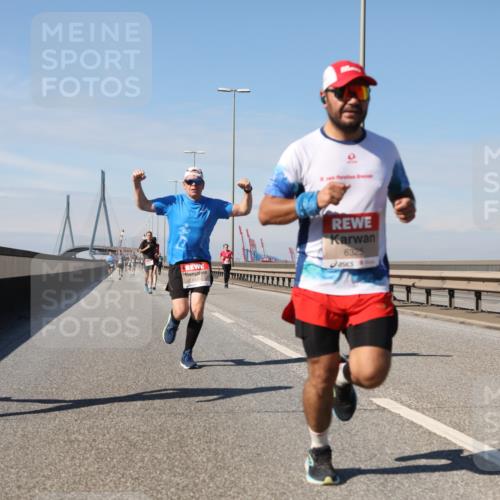 03.10.2025 - Köhlbrandbrückenlauf Yannick Fuchs http://msf.ph/oto/9185680 03.10.2025 11:43:35 Position 3 6329, 6325 meine-sportfotos.de