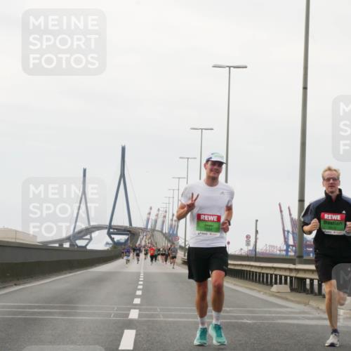 03.10.2025 - Köhlbrandbrückenlauf Matties Gatica Varas http://msf.ph/oto/9185701 03.10.2025 15:42:56 Position 3 9664 meine-sportfotos.de
