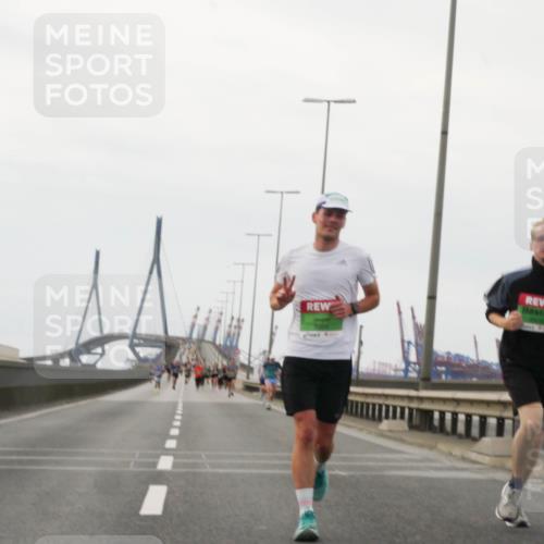 03.10.2025 - Köhlbrandbrückenlauf Matties Gatica Varas http://msf.ph/oto/9185703 03.10.2025 15:42:56 Position 3  meine-sportfotos.de