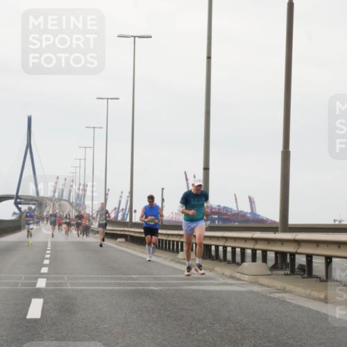 03.10.2025 - Köhlbrandbrückenlauf Matties Gatica Varas http://msf.ph/oto/9185706 03.10.2025 15:43:06 Position 3  meine-sportfotos.de