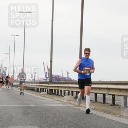 03.10.2025 - Köhlbrandbrückenlauf Matties Gatica Varas http://msf.ph/oto/9185720 03.10.2025 15:43:11 Position 3  meine-sportfotos.de