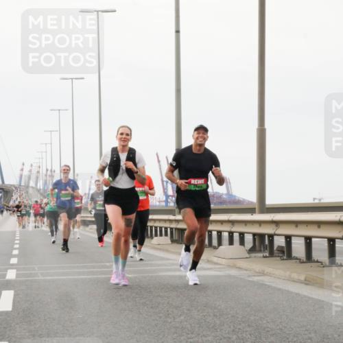 03.10.2025 - Köhlbrandbrückenlauf Matties Gatica Varas http://msf.ph/oto/9185750 03.10.2025 15:43:22 Position 3  meine-sportfotos.de