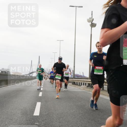 03.10.2025 - Köhlbrandbrückenlauf Matties Gatica Varas http://msf.ph/oto/9185831 03.10.2025 15:43:43 Position 3 7107, 666, 7570 meine-sportfotos.de