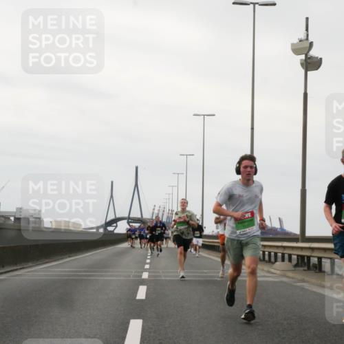 03.10.2025 - Köhlbrandbrückenlauf Matties Gatica Varas http://msf.ph/oto/9185888 03.10.2025 15:44:04 Position 3 361, 7117, 7017 meine-sportfotos.de