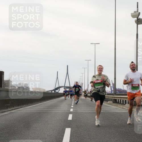 03.10.2025 - Köhlbrandbrückenlauf Matties Gatica Varas http://msf.ph/oto/9185899 03.10.2025 15:44:06 Position 3  meine-sportfotos.de