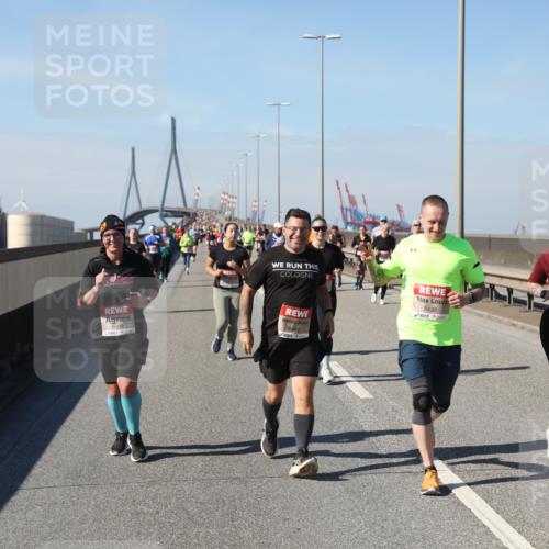 03.10.2025 - Köhlbrandbrückenlauf Yannick Fuchs http://msf.ph/oto/9185907 03.10.2025 12:05:05 Position 3 6505, 6692, 5438 meine-sportfotos.de