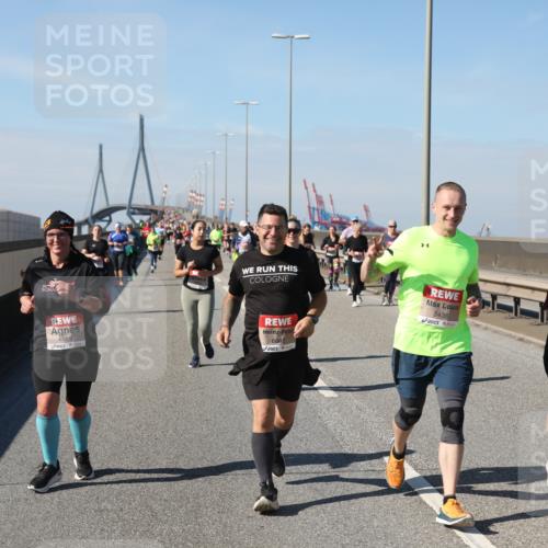 03.10.2025 - Köhlbrandbrückenlauf Yannick Fuchs http://msf.ph/oto/9185917 03.10.2025 12:05:05 Position 3 6505, 5438, 6692 meine-sportfotos.de