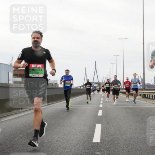 03.10.2025 - Köhlbrandbrückenlauf Matties Gatica Varas http://msf.ph/oto/9185990 03.10.2025 15:44:27 Position 3 7737, 7182, 7127 meine-sportfotos.de