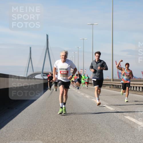 03.10.2025 - Köhlbrandbrückenlauf Yannick Fuchs http://msf.ph/oto/9186027 03.10.2025 11:44:03 Position 3 2012, 4261 meine-sportfotos.de