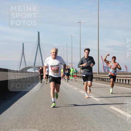 03.10.2025 - Köhlbrandbrückenlauf Yannick Fuchs http://msf.ph/oto/9186031 03.10.2025 11:44:03 Position 3 2012, 4261 meine-sportfotos.de