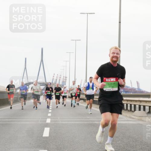 03.10.2025 - Köhlbrandbrückenlauf Matties Gatica Varas http://msf.ph/oto/9186033 03.10.2025 15:44:37 Position 3 9715 meine-sportfotos.de