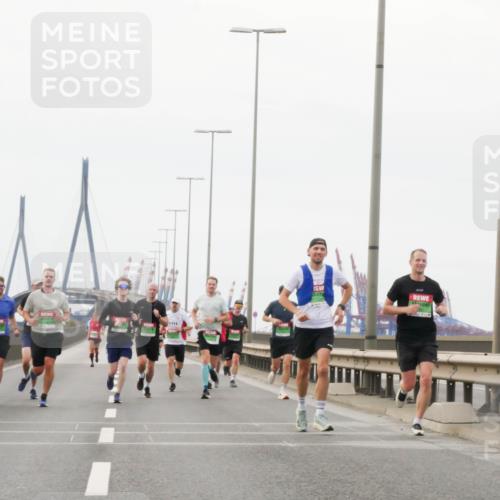 03.10.2025 - Köhlbrandbrückenlauf Matties Gatica Varas http://msf.ph/oto/9186041 03.10.2025 15:44:39 Position 3  meine-sportfotos.de