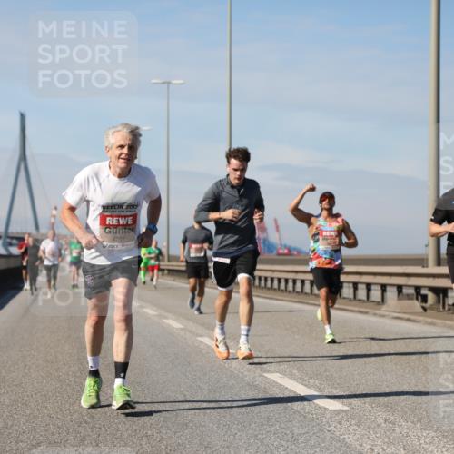 03.10.2025 - Köhlbrandbrückenlauf Yannick Fuchs http://msf.ph/oto/9186048 03.10.2025 11:44:04 Position 3 2012, 4261 meine-sportfotos.de