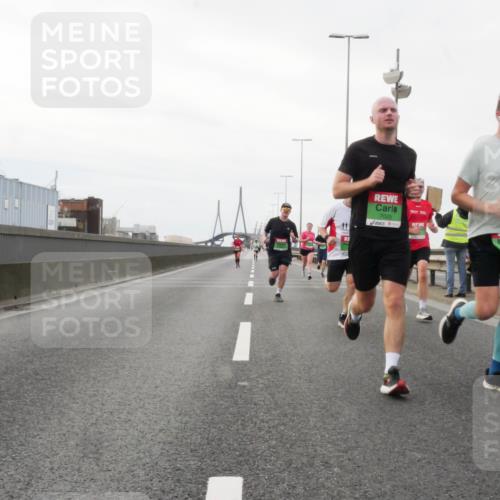 03.10.2025 - Köhlbrandbrückenlauf Matties Gatica Varas http://msf.ph/oto/9186068 03.10.2025 15:44:46 Position 3 7025 meine-sportfotos.de