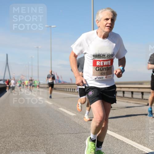 03.10.2025 - Köhlbrandbrückenlauf Yannick Fuchs http://msf.ph/oto/9186074 03.10.2025 11:44:06 Position 3 2012, 4261 meine-sportfotos.de