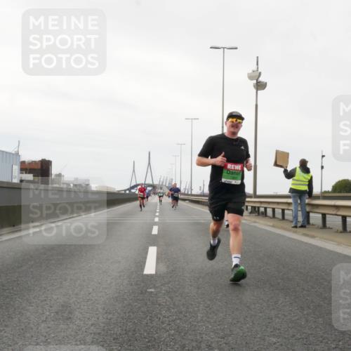 03.10.2025 - Köhlbrandbrückenlauf Matties Gatica Varas http://msf.ph/oto/9186078 03.10.2025 15:44:48 Position 3  meine-sportfotos.de