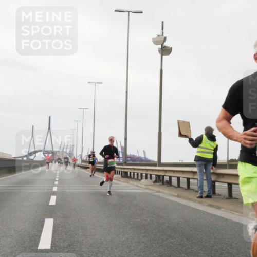 03.10.2025 - Köhlbrandbrückenlauf Matties Gatica Varas http://msf.ph/oto/9186132 03.10.2025 15:45:02 Position 3 8780 meine-sportfotos.de