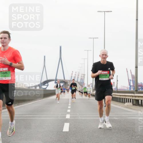 03.10.2025 - Köhlbrandbrückenlauf Matties Gatica Varas http://msf.ph/oto/9186176 03.10.2025 15:45:15 Position 3 7185, 7276 meine-sportfotos.de