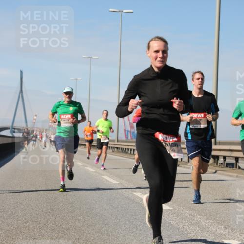 03.10.2025 - Köhlbrandbrückenlauf Yannick Fuchs http://msf.ph/oto/9186185 03.10.2025 11:44:16 Position 3 6373, 299, 6307 meine-sportfotos.de