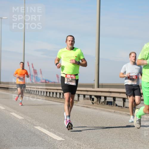 03.10.2025 - Köhlbrandbrückenlauf Yannick Fuchs http://msf.ph/oto/9186216 03.10.2025 11:44:19 Position 3 6364, 4215, 4270 meine-sportfotos.de