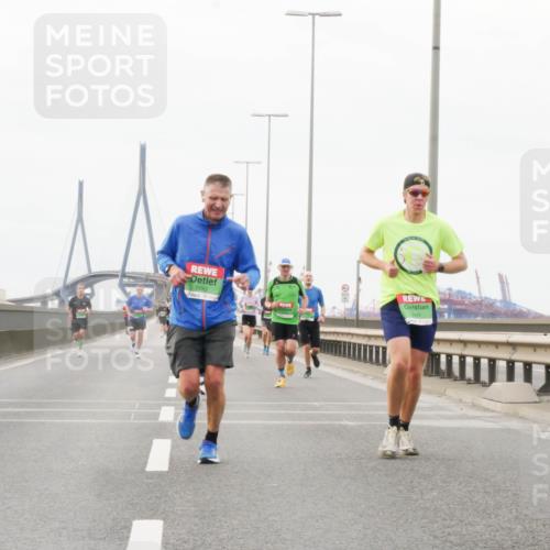 03.10.2025 - Köhlbrandbrückenlauf Matties Gatica Varas http://msf.ph/oto/9186246 03.10.2025 15:45:30 Position 3 7282, 091 meine-sportfotos.de