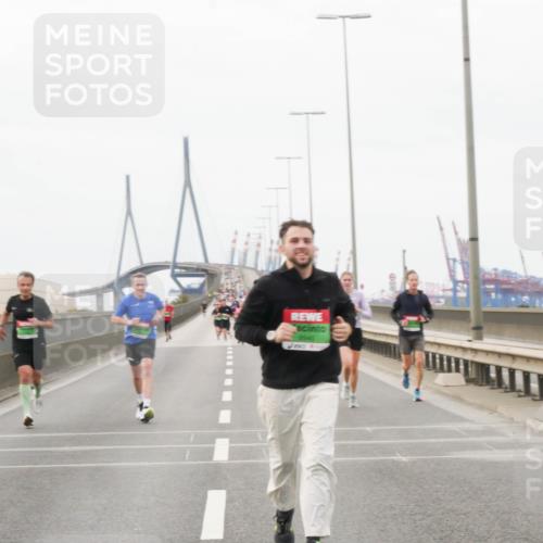 03.10.2025 - Köhlbrandbrückenlauf Matties Gatica Varas http://msf.ph/oto/9186260 03.10.2025 15:45:37 Position 3  meine-sportfotos.de