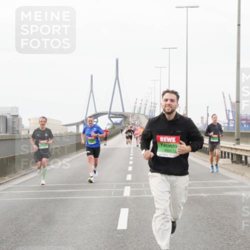 03.10.2025 - Köhlbrandbrückenlauf Matties Gatica Varas http://msf.ph/oto/9186262 03.10.2025 15:45:38 Position 3 8940 meine-sportfotos.de