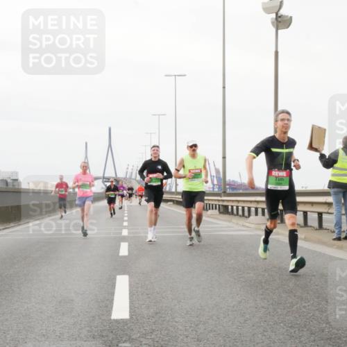 03.10.2025 - Köhlbrandbrückenlauf Matties Gatica Varas http://msf.ph/oto/9186300 03.10.2025 15:45:53 Position 3 7598 meine-sportfotos.de