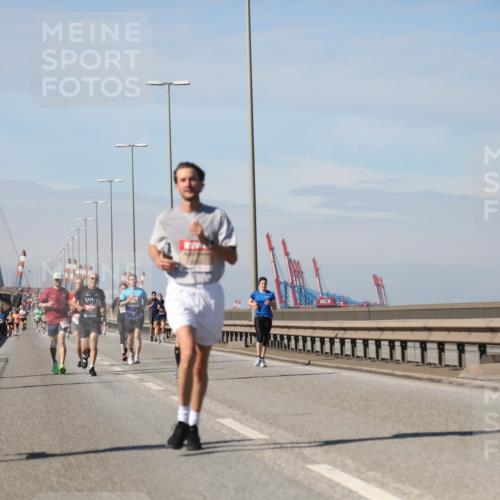 03.10.2025 - Köhlbrandbrückenlauf Yannick Fuchs http://msf.ph/oto/9186326 03.10.2025 11:44:32 Position 3  meine-sportfotos.de