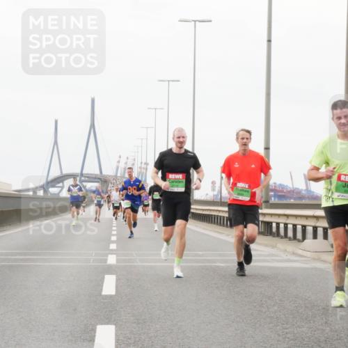 03.10.2025 - Köhlbrandbrückenlauf Matties Gatica Varas http://msf.ph/oto/9186365 03.10.2025 15:46:07 Position 3 7116, 99, 8883 meine-sportfotos.de