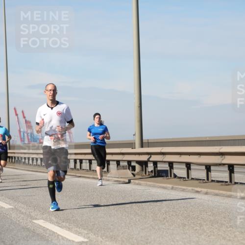 03.10.2025 - Köhlbrandbrückenlauf Yannick Fuchs http://msf.ph/oto/9186375 03.10.2025 11:44:36 Position 3 6203 meine-sportfotos.de