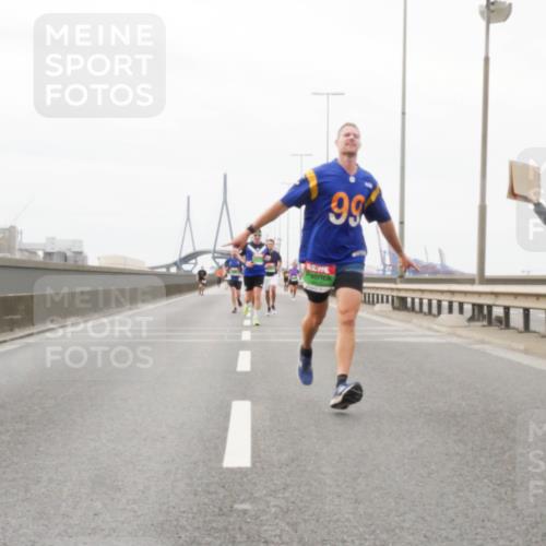03.10.2025 - Köhlbrandbrückenlauf Matties Gatica Varas http://msf.ph/oto/9186396 03.10.2025 15:46:14 Position 3 99 meine-sportfotos.de
