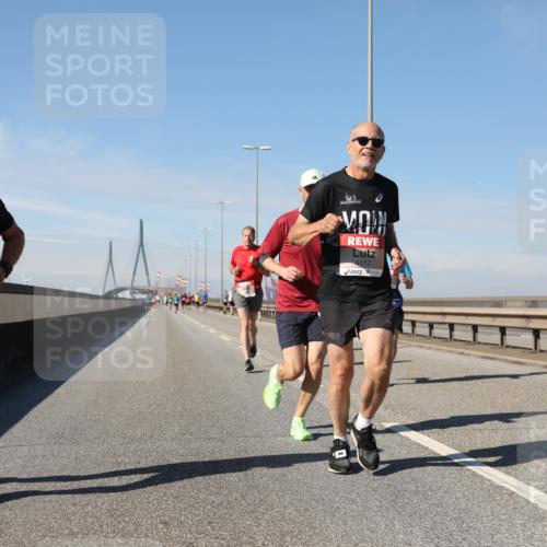 03.10.2025 - Köhlbrandbrückenlauf Yannick Fuchs http://msf.ph/oto/9186431 03.10.2025 11:44:41 Position 3 4275, 3, 4177 meine-sportfotos.de