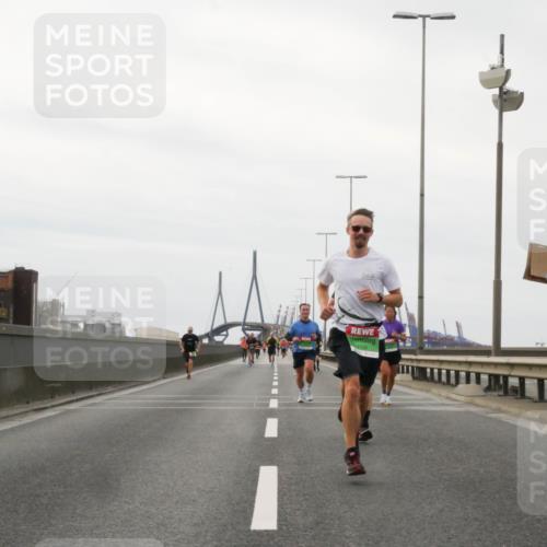 03.10.2025 - Köhlbrandbrückenlauf Matties Gatica Varas http://msf.ph/oto/9186435 03.10.2025 15:46:23 Position 3 9129 meine-sportfotos.de