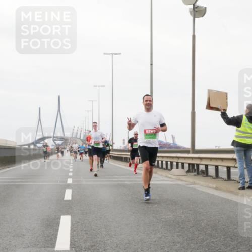 03.10.2025 - Köhlbrandbrückenlauf Matties Gatica Varas http://msf.ph/oto/9186537 03.10.2025 15:46:45 Position 3  meine-sportfotos.de