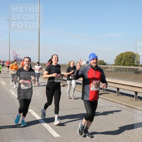 03.10.2025 - Köhlbrandbrückenlauf Yannick Fuchs http://msf.ph/oto/9186543 03.10.2025 12:05:44 Position 3 6334, 5335, 598 meine-sportfotos.de
