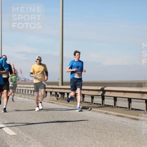03.10.2025 - Köhlbrandbrückenlauf Yannick Fuchs http://msf.ph/oto/9186629 03.10.2025 11:44:58 Position 3 6525, 6614 meine-sportfotos.de