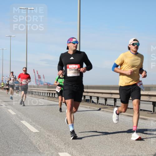03.10.2025 - Köhlbrandbrückenlauf Yannick Fuchs http://msf.ph/oto/9186663 03.10.2025 11:45:01 Position 3 6614 meine-sportfotos.de