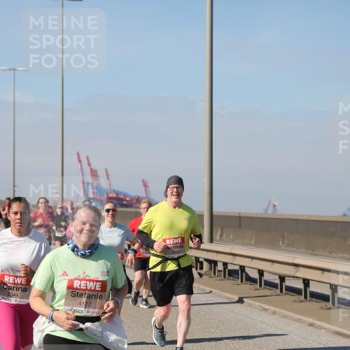 03.10.2025 - Köhlbrandbrückenlauf Yannick Fuchs http://msf.ph/oto/9186669 03.10.2025 12:05:51 Position 3 5944, 4120, 5010 meine-sportfotos.de