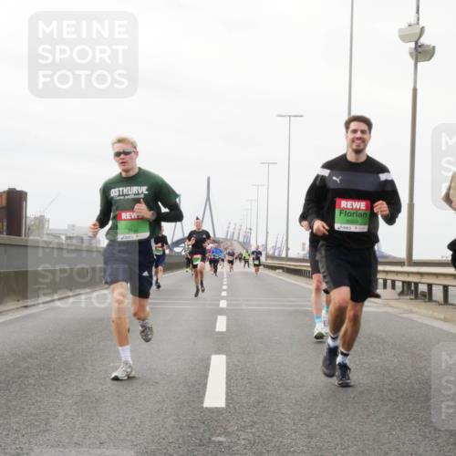 03.10.2025 - Köhlbrandbrückenlauf Matties Gatica Varas http://msf.ph/oto/9186823 03.10.2025 15:47:49 Position 3 9746, 9570, 9569 meine-sportfotos.de