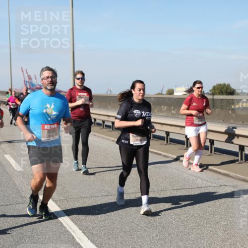 03.10.2025 - Köhlbrandbrückenlauf Yannick Fuchs http://msf.ph/oto/9186928 03.10.2025 12:06:08 Position 3 6453, 6457, 6436 meine-sportfotos.de
