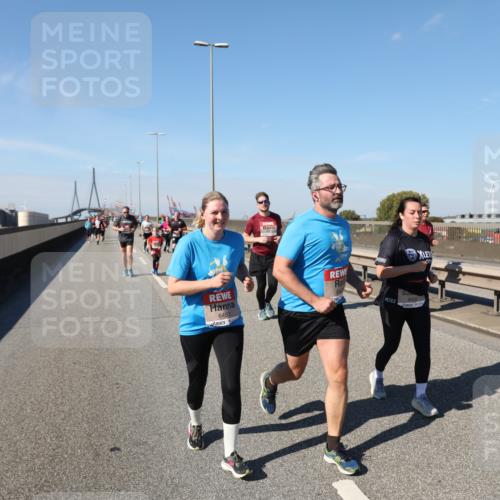 03.10.2025 - Köhlbrandbrückenlauf Yannick Fuchs http://msf.ph/oto/9186956 03.10.2025 12:06:09 Position 3 6453, 6436 meine-sportfotos.de