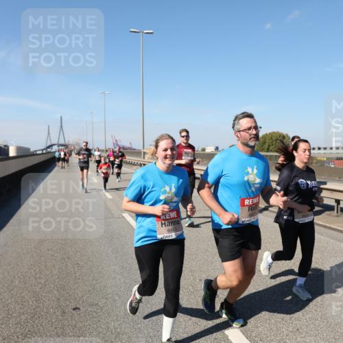 03.10.2025 - Köhlbrandbrückenlauf Yannick Fuchs http://msf.ph/oto/9186959 03.10.2025 12:06:09 Position 3 6453, 6457, 6436 meine-sportfotos.de