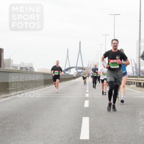 03.10.2025 - Köhlbrandbrückenlauf Matties Gatica Varas http://msf.ph/oto/9186982 03.10.2025 15:48:25 Position 3 7308, 9010 meine-sportfotos.de